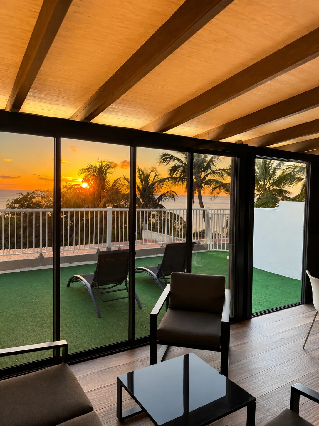 Salon et terrasse de l'Appartement Colibri à Bouillante avec vue mer panoramique sur les Caraïbes