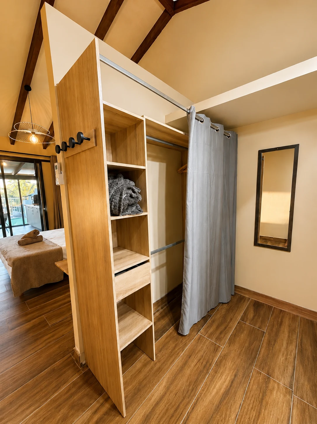 Dressing avec armoire bois et grand miroir de la chambre, Appartement Colibri à Bouillante