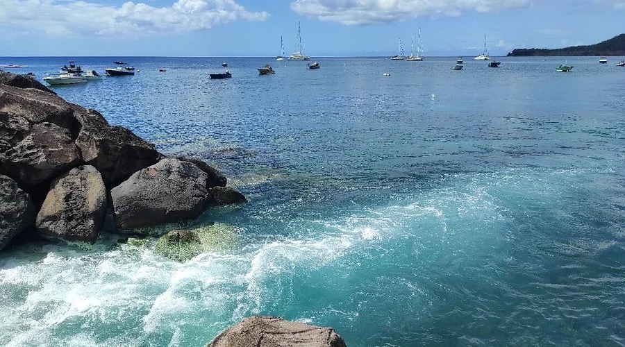 Bains d'eau chaude naturels en bord de mer à Bouillante