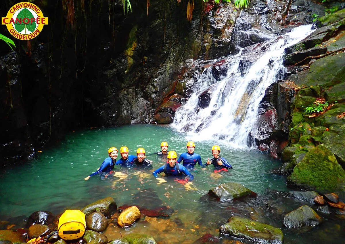 Canyoning avec Canopée Guadeloupe, descente de cascade en combinaison