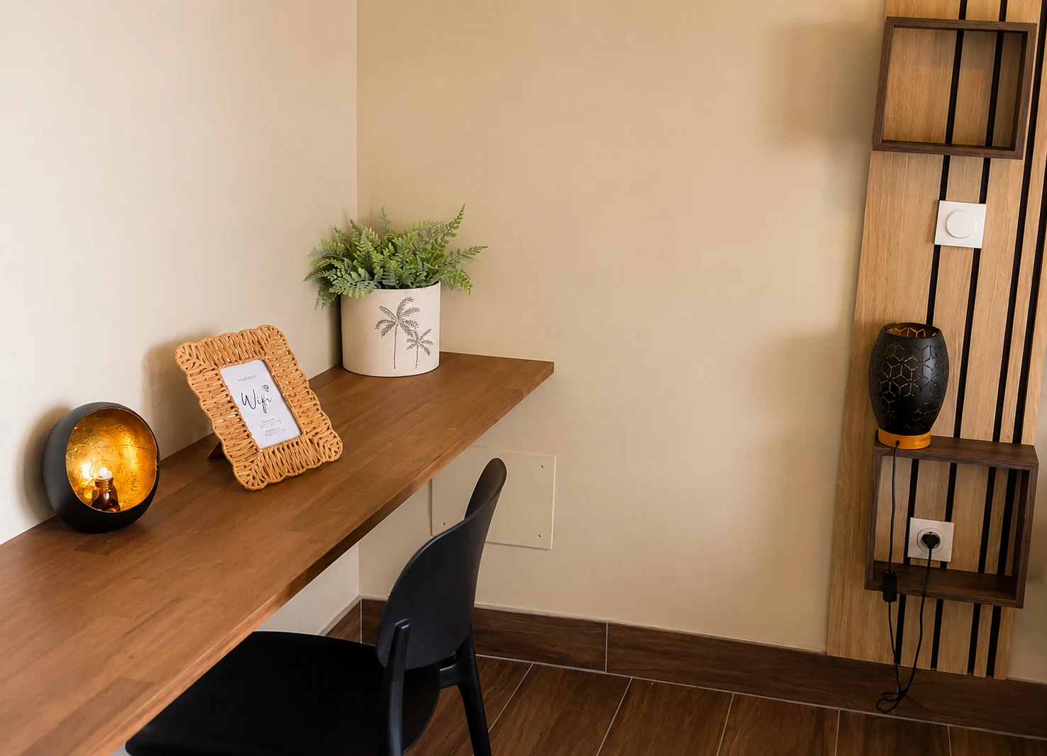 Chambre rénovée avec lit double, Appartement Colibri à Bouillante en Guadeloupe