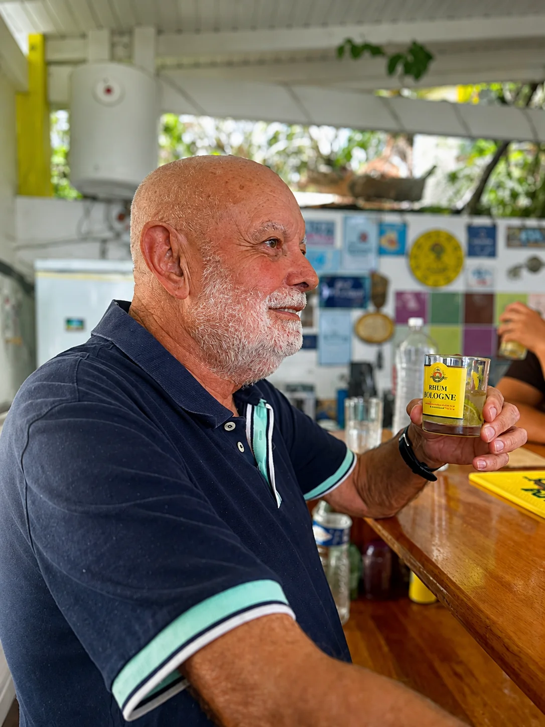 JP, hôte du Jardin de la Réserve, dégustant un Rhum Bologne au bar