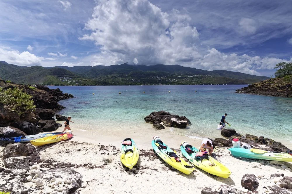 Kayaks sur la plage face aux îlets Pigeon, Réserve Cousteau, Bouillante