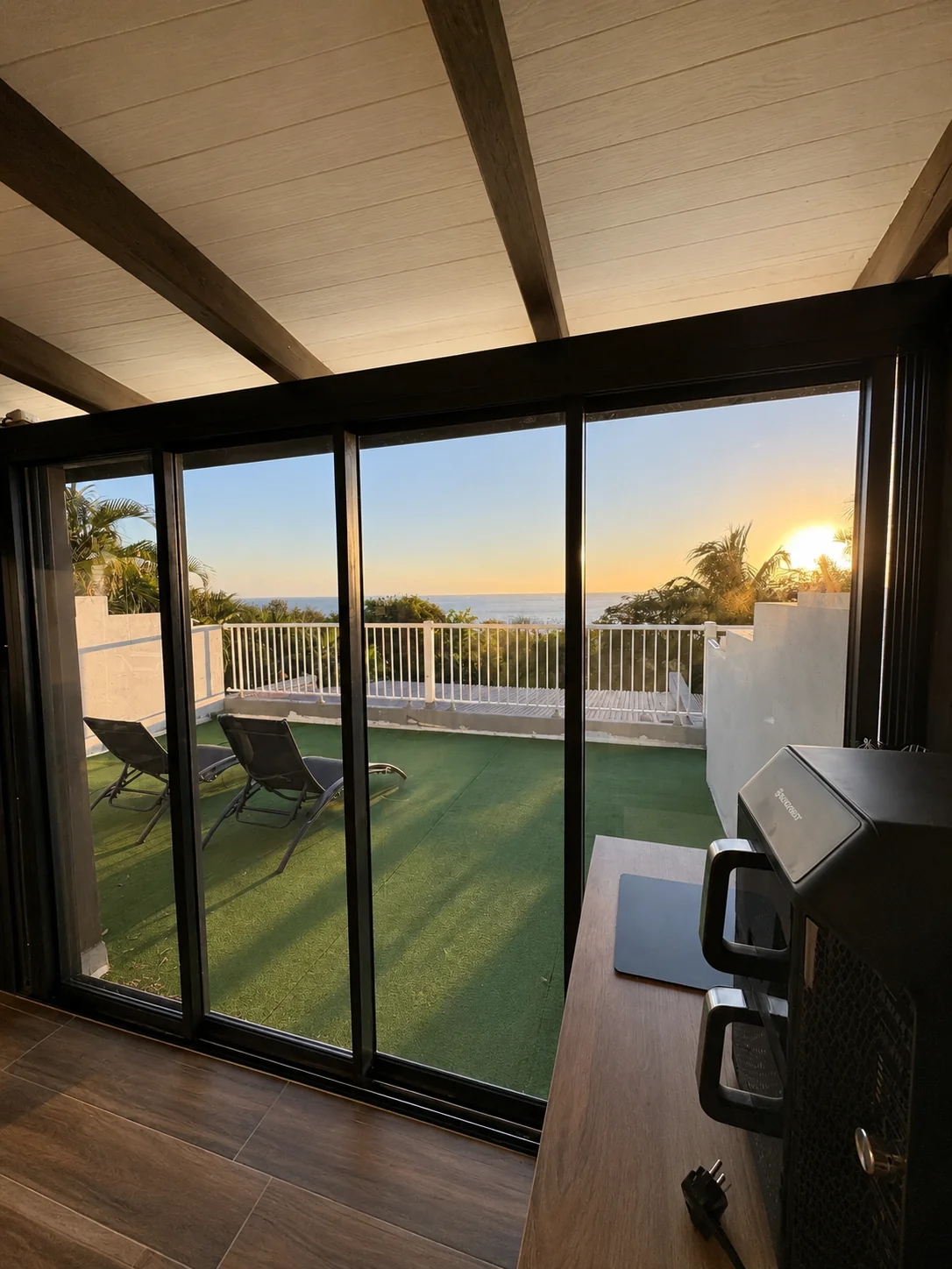 Vue mer depuis l'intérieur, baies vitrées coulissantes