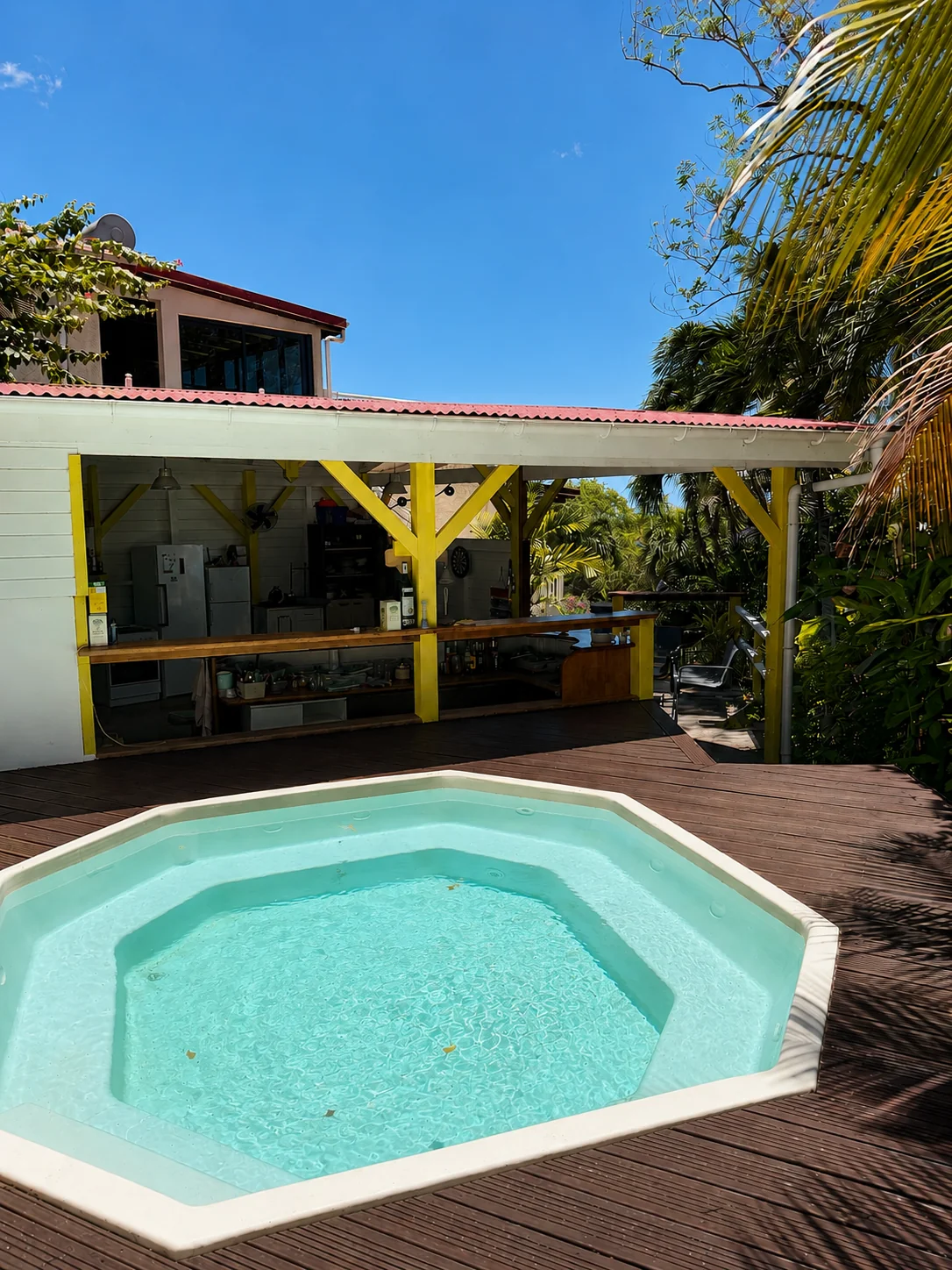 Piscine et terrasse en bois du Jardin de la Réserve
