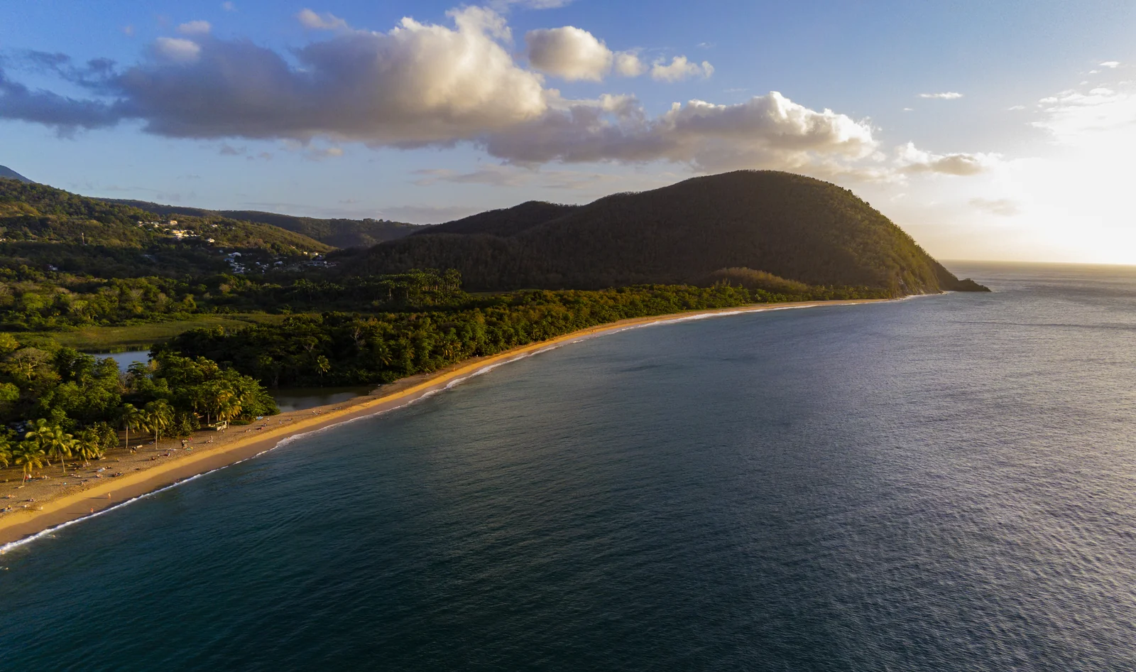 Vue aérienne de la Plage de Grande Anse à Deshaies au coucher de soleil