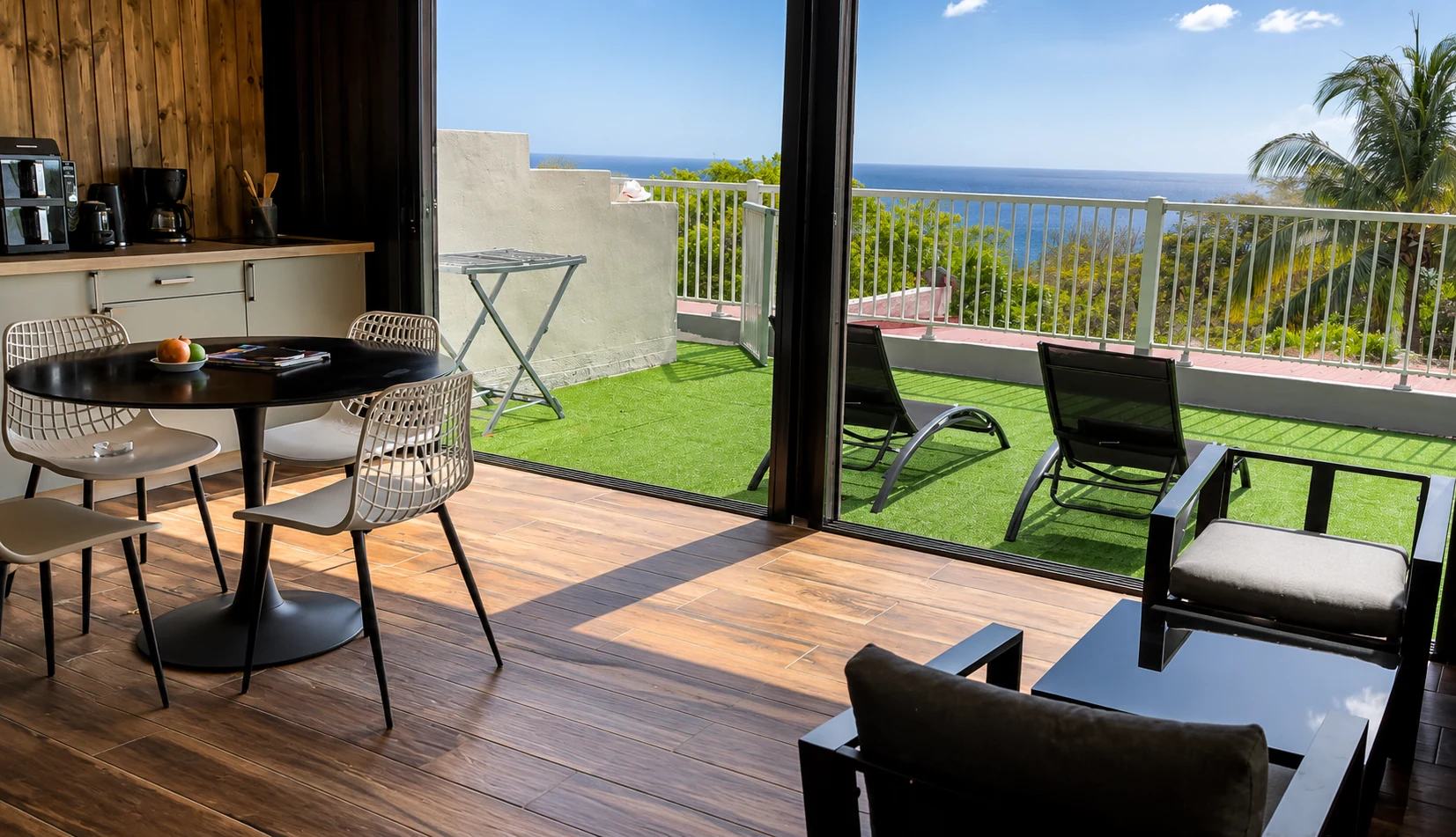Salon et coin repas rénovés vue mer, Appartement Colibri à Bouillante en Guadeloupe