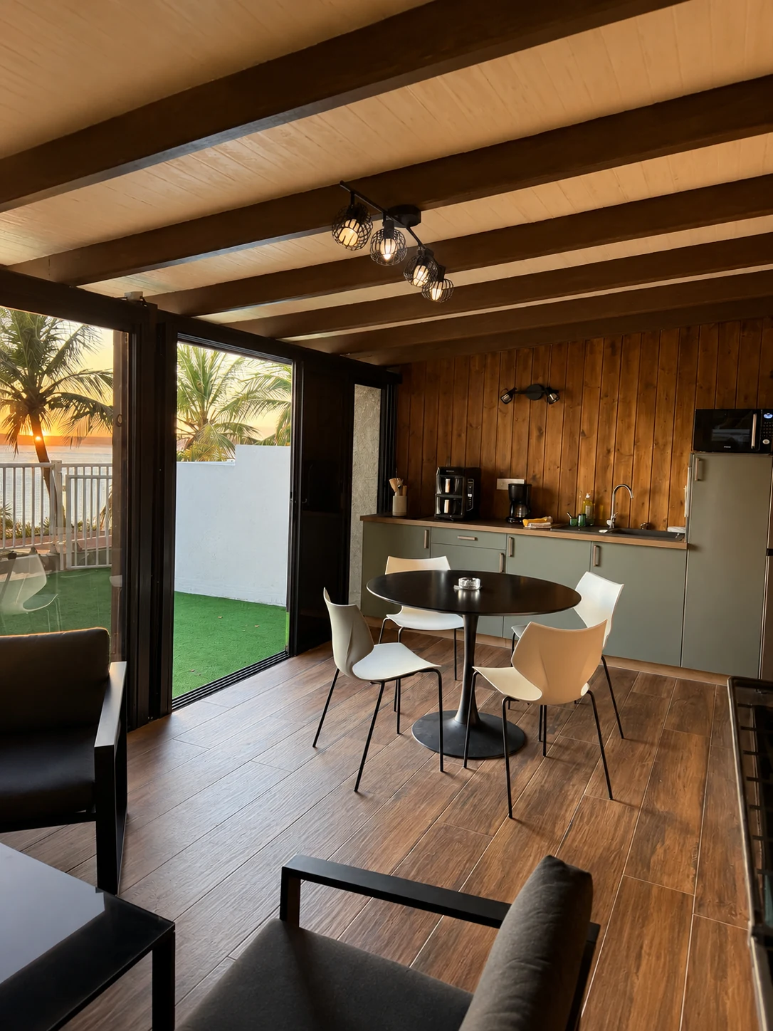 Séjour de l'Appartement Colibri avec cuisine équipée et accès terrasse vue mer, Bouillante Guadeloupe