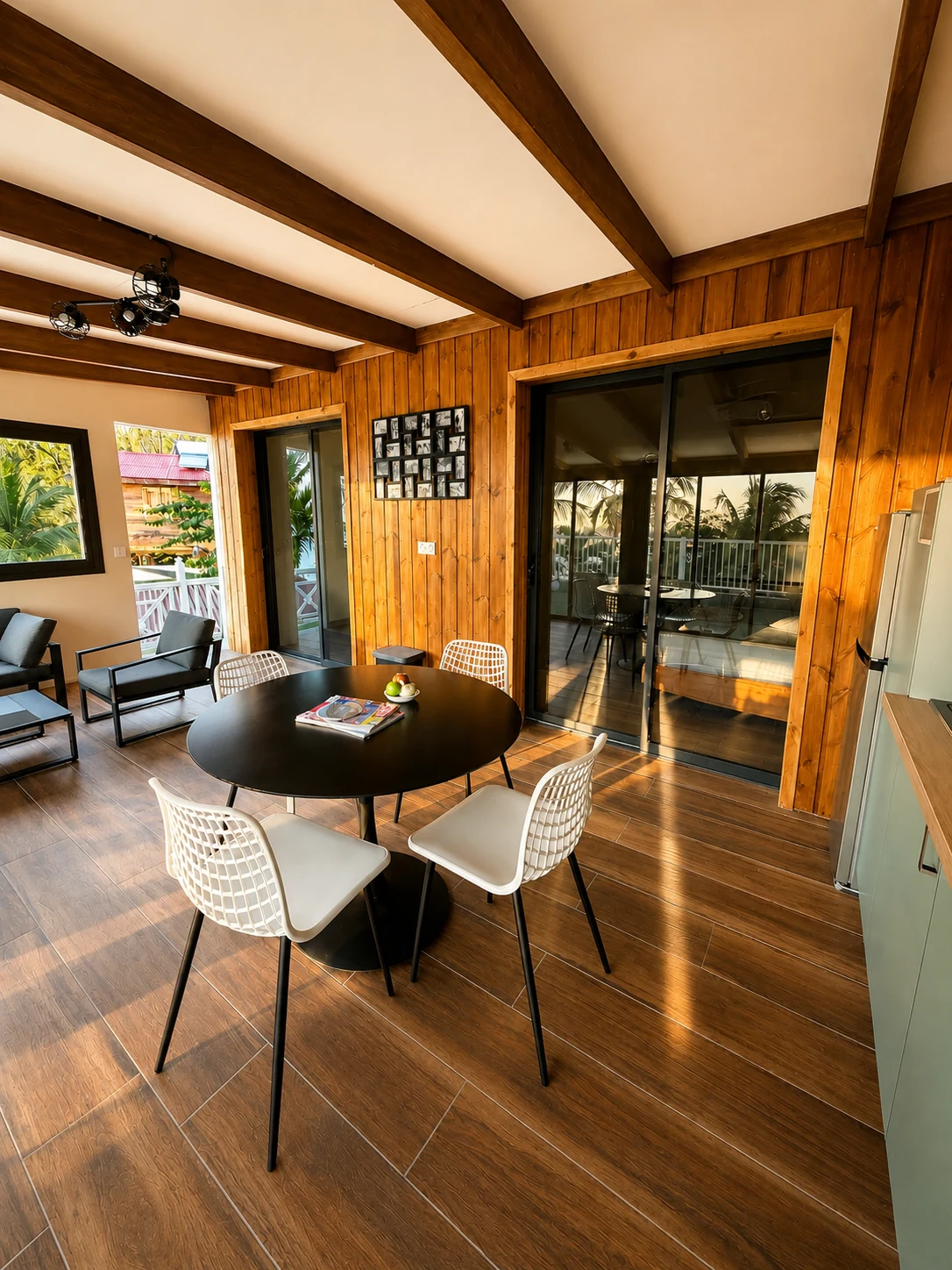 Séjour spacieux avec coin salon, coin repas et accès terrasse vue mer, Appartement Colibri à Bouillante en Guadeloupe