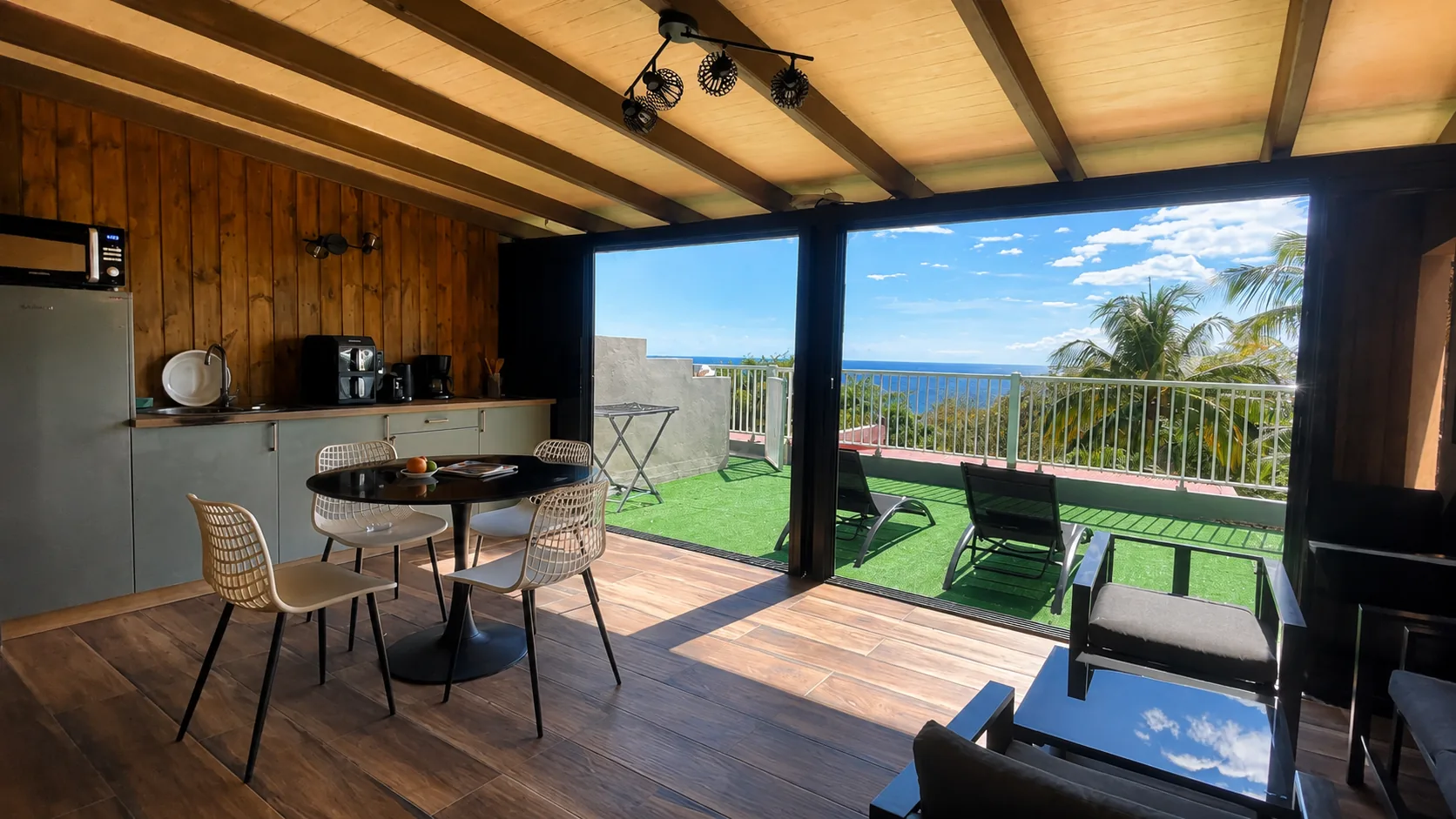 Séjour rénové vue mer d'un appartement Jardin de la Réserve
