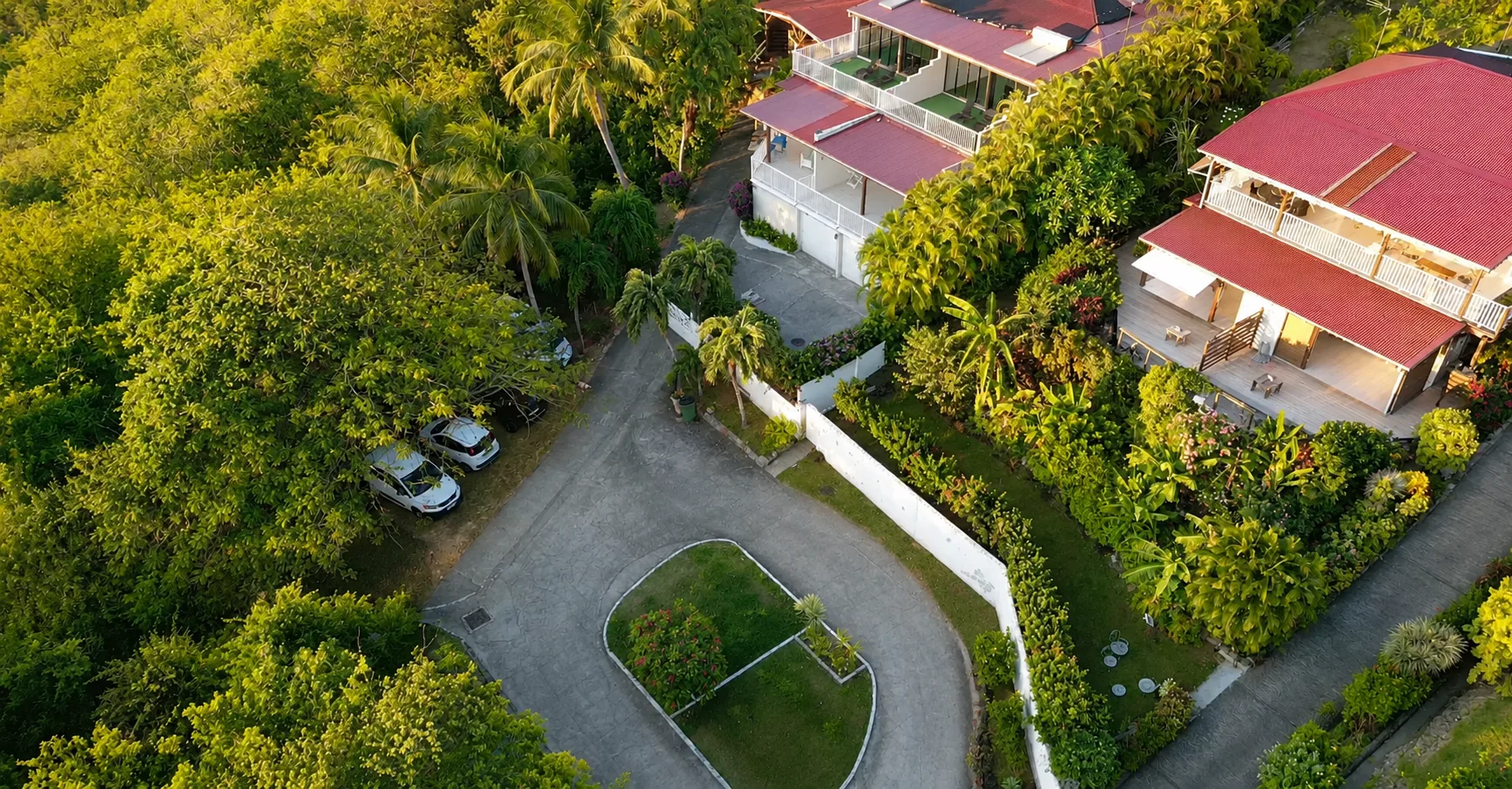 Vue aérienne du Jardin de la Réserve à Bouillante, Guadeloupe, résidence face à la mer des Caraïbes