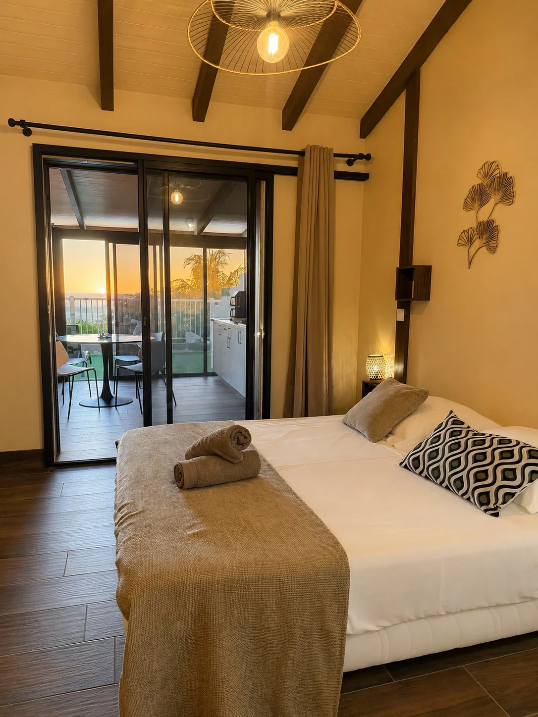 Chambre avec vue sur le coucher de soleil et baies coulissantes